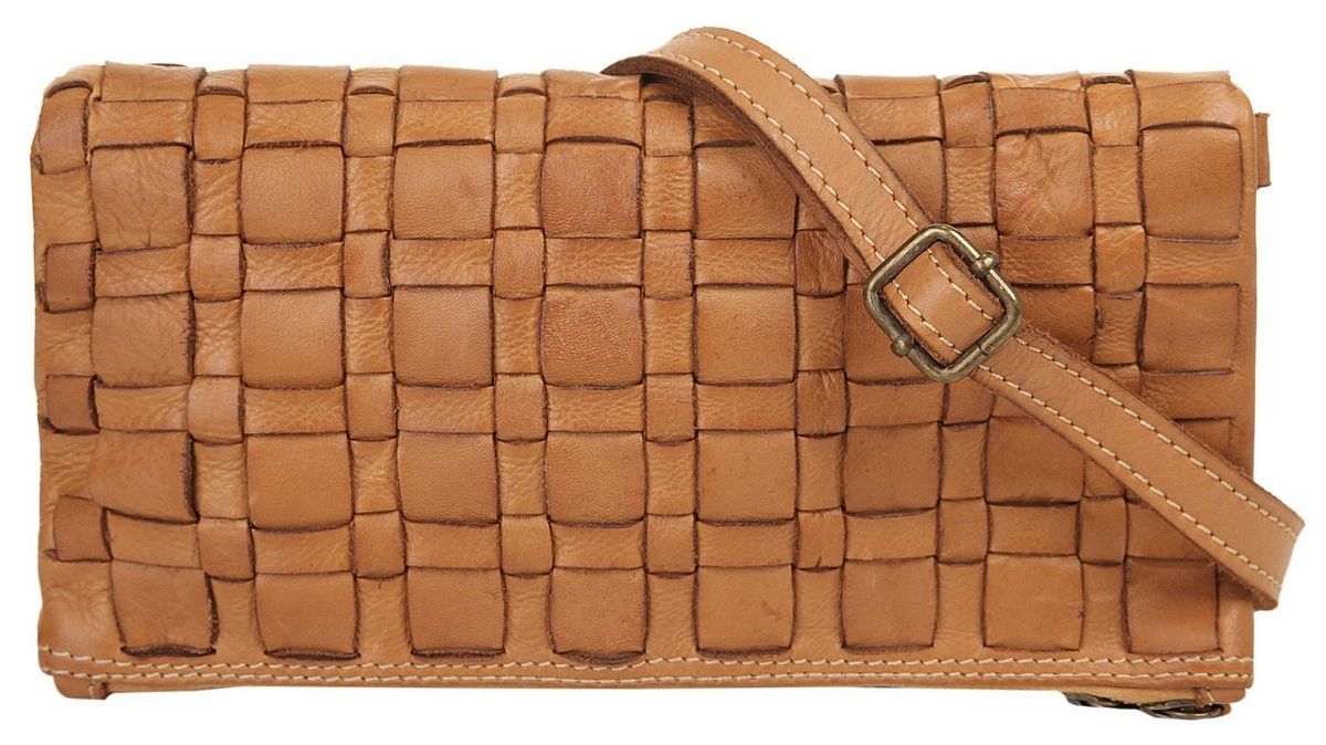 Ein Bild einer Cluty Abendtasche in braun mit Flechtmuster